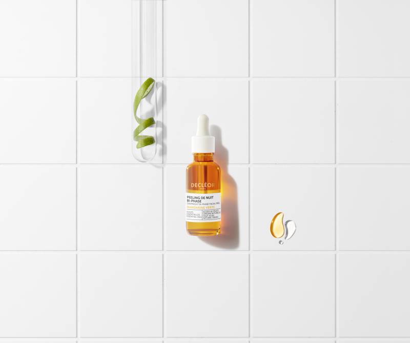 Le Peeling de Nuit Bi-Phase Mandarine Verte est un mélange professionnel d'huile essentielle de Mandarine Verte